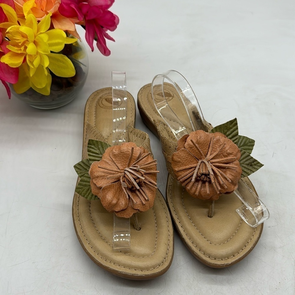 Nurture Floral Sandals with Peach Flower and Green Leaves tan leather Size 8.5